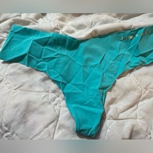 Victoria’s Secret No Show Thong size Medium New with Tags